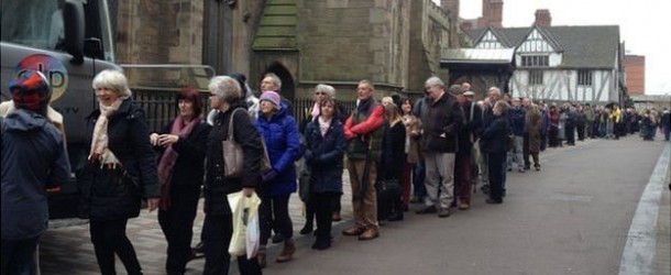 BBC: Richard III: More than 5,000 people visit Leicester Cathedral coffin